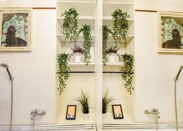 شقة In Style: 1br With Vintage Touches And Balcony *