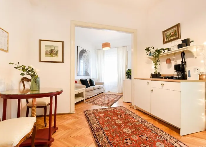 In Style: 1br With Vintage Touches And Balcony * بوخارست