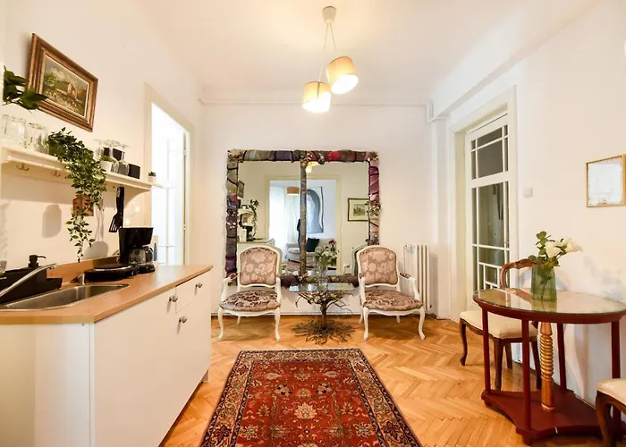 شقة In Style: 1br With Vintage Touches And Balcony *