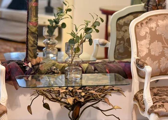 شقة In Style: 1br With Vintage Touches And Balcony *