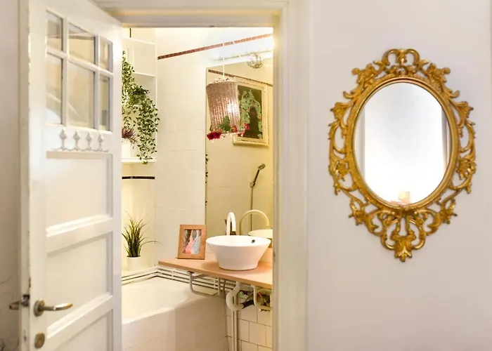 شقة In Style: 1br With Vintage Touches And Balcony