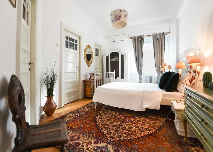 شقة In Style: 1br With Vintage Touches And Balcony *
