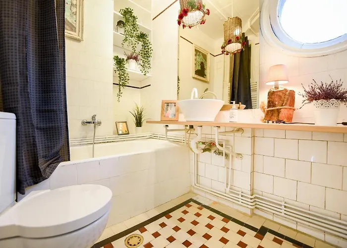 In Style: 1br With Vintage Touches And Balcony *