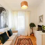 아파트 In Style: 1br With Vintage Touches And Balcony