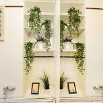 아파트 In Style: 1br With Vintage Touches And Balcony *