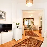 In Style: 1br With Vintage Touches And Balcony 아파트