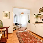 In Style: 1br With Vintage Touches And Balcony * 부쿠레슈티