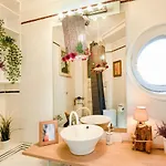 아파트 In Style: 1br With Vintage Touches And Balcony *