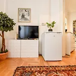 In Style: 1br With Vintage Touches And Balcony *