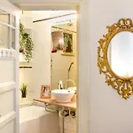 아파트 In Style: 1br With Vintage Touches And Balcony
