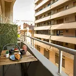 In Style: 1br With Vintage Touches And Balcony 아파트 *