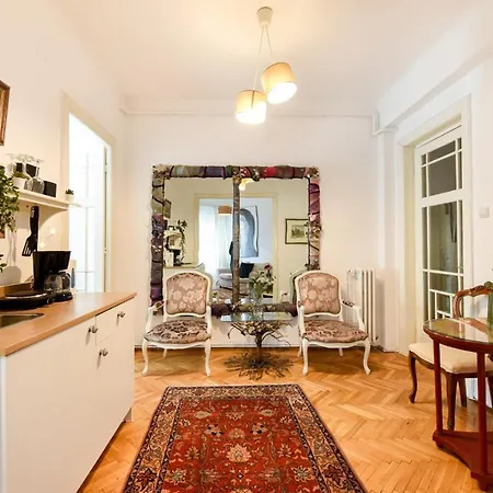 아파트 In Style: 1br With Vintage Touches And Balcony *