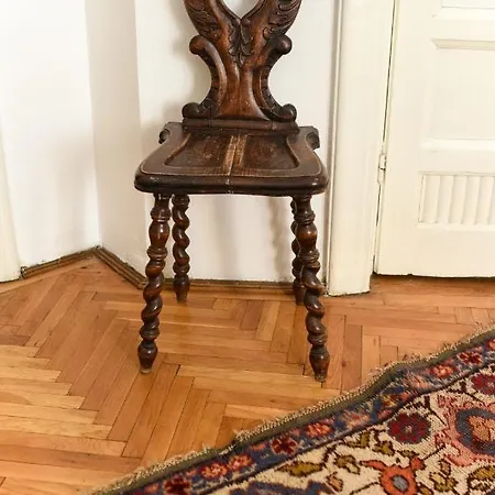 Appartement In Style: 1br With Vintage Touches And Balcony *