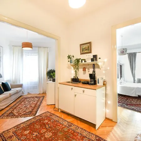 아파트 In Style: 1br With Vintage Touches And Balcony 부쿠레슈티