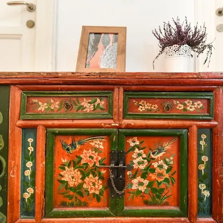 아파트 In Style: 1br With Vintage Touches And Balcony