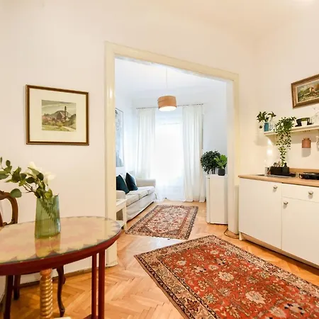 아파트 In Style: 1br With Vintage Touches And Balcony 부쿠레슈티