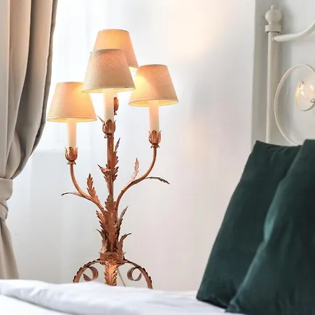 In Style: 1br With Vintage Touches And Balcony