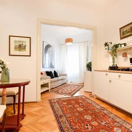 In Style: 1br With Vintage Touches And Balcony * Bucarest