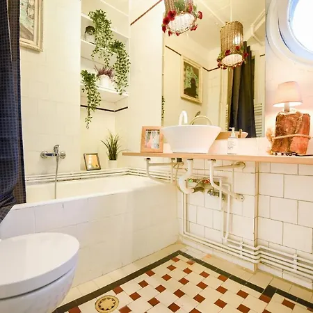 In Style: 1br With Vintage Touches And Balcony *