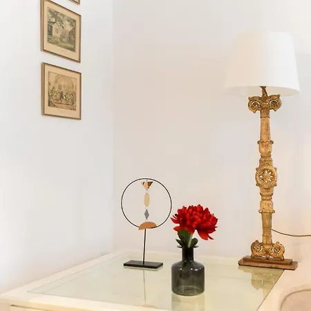 In Style: 1br With Vintage Touches And Balcony