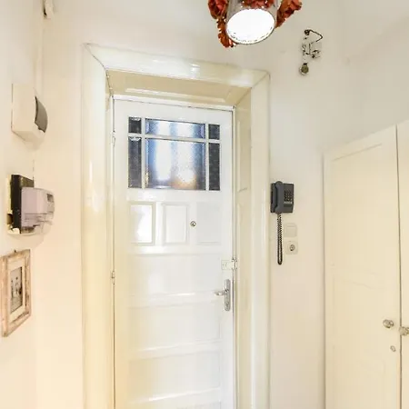 Appartamento In Style: 1br With Vintage Touches And Balcony *