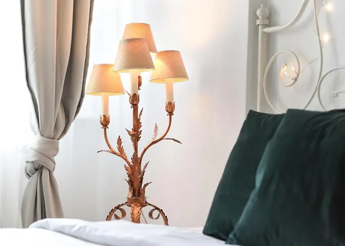 In Style: 1br With Vintage Touches And Balcony