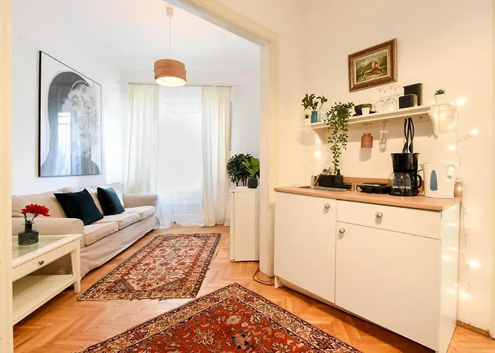 Apartman In Style: 1br With Vintage Touches And Balcony *
