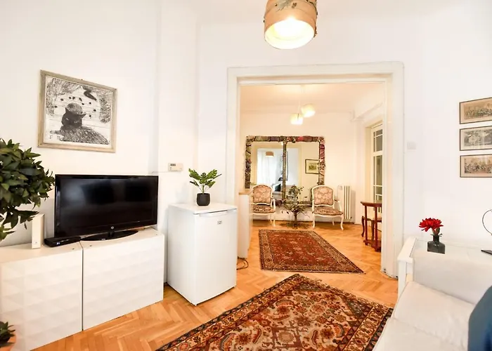 In Style: 1br With Vintage Touches And Balcony 아파트