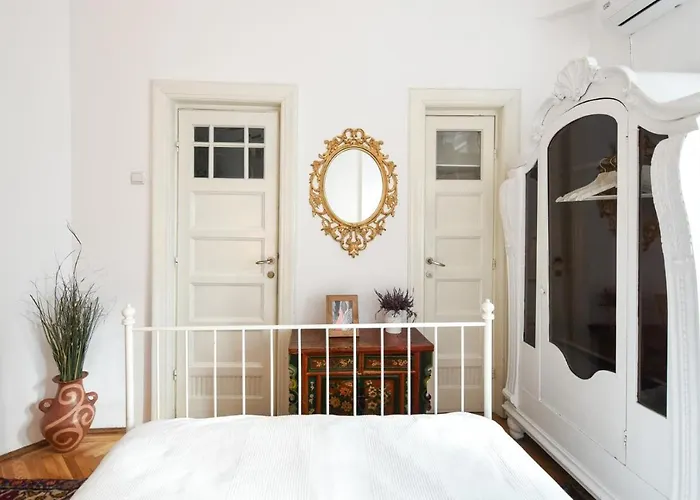 In Style: 1br With Vintage Touches And Balcony 부쿠레슈티