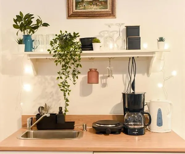 Apartman In Style: 1br With Vintage Touches And Balcony *