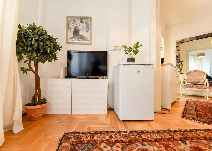 In Style: 1br With Vintage Touches And Balcony *