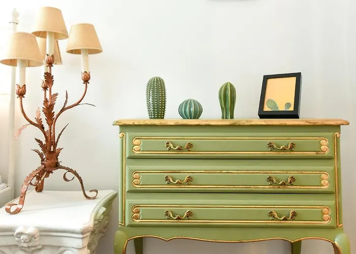 In Style: 1br With Vintage Touches And Balcony *