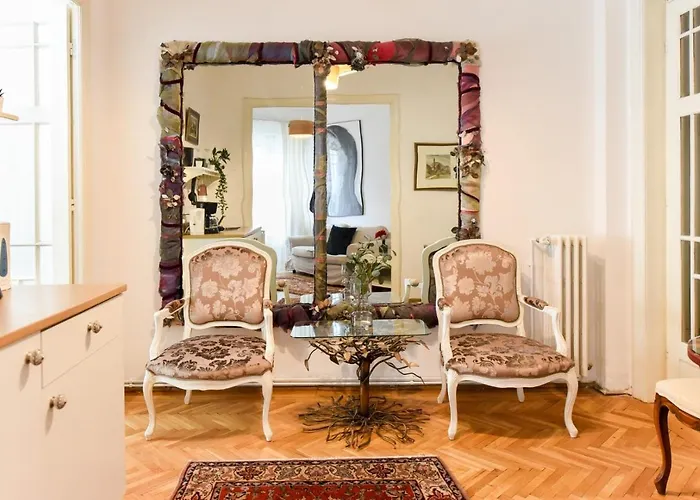 아파트 In Style: 1br With Vintage Touches And Balcony 부쿠레슈티