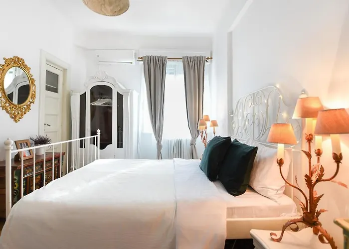 아파트 In Style: 1br With Vintage Touches And Balcony 부쿠레슈티