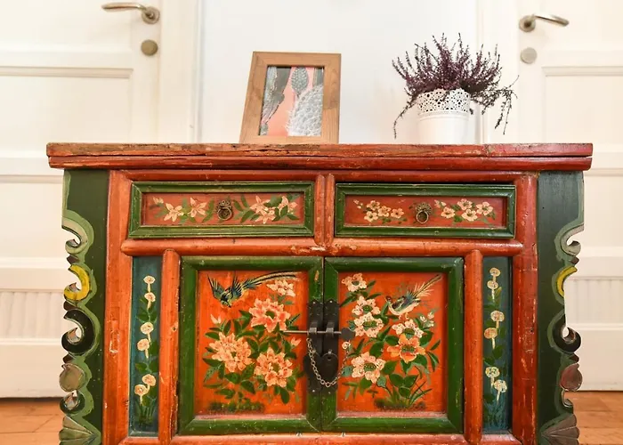 아파트 In Style: 1br With Vintage Touches And Balcony