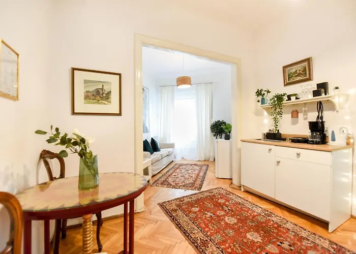 아파트 In Style: 1br With Vintage Touches And Balcony 부쿠레슈티