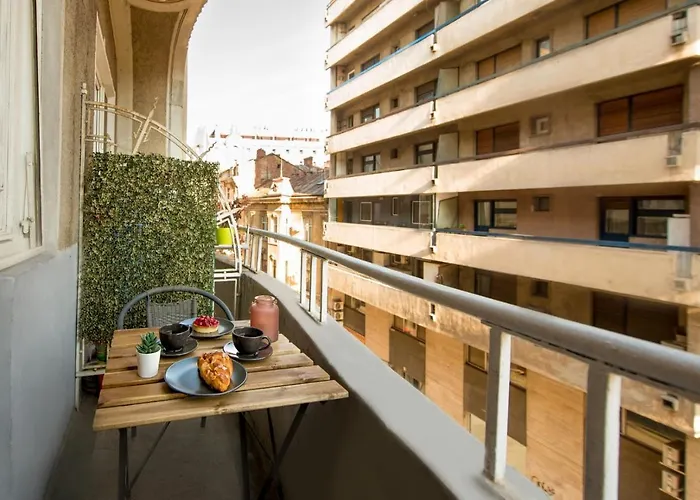 In Style: 1br With Vintage Touches And Balcony Apartman *