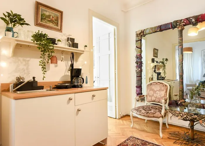 In Style: 1br With Vintage Touches And Balcony 부쿠레슈티