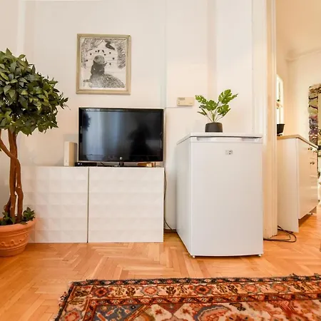 In Style: 1br With Vintage Touches And Balcony *