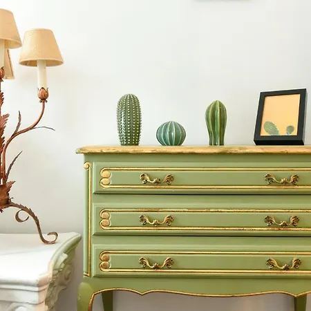 In Style: 1br With Vintage Touches And Balcony *