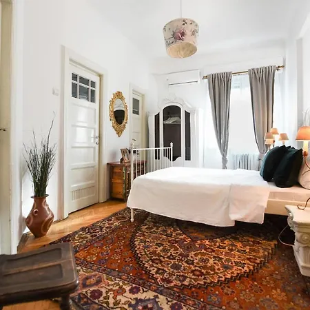 Daire In Style: 1br With Vintage Touches And Balcony *