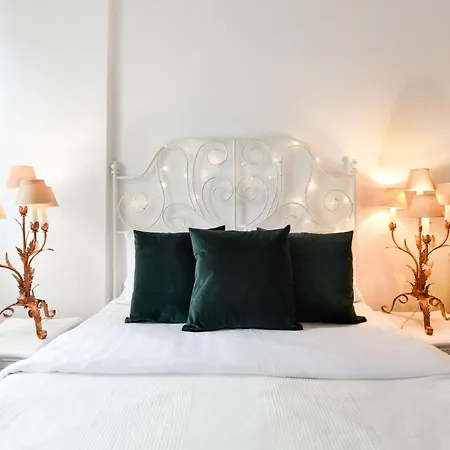 Daire In Style: 1br With Vintage Touches And Balcony *