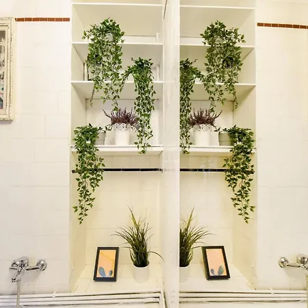 公寓 In Style: 1br With Vintage Touches And Balcony *