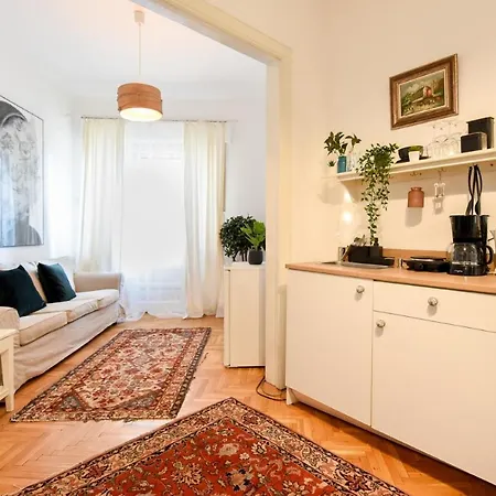 公寓 In Style: 1br With Vintage Touches And Balcony *