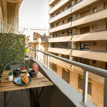 In Style: 1br With Vintage Touches And Balcony 公寓 *