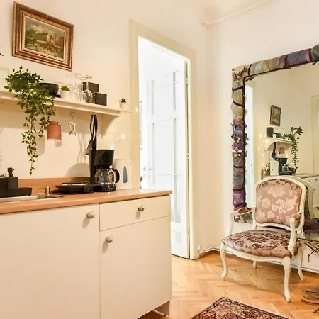 In Style: 1br With Vintage Touches And Balcony 布加勒斯特