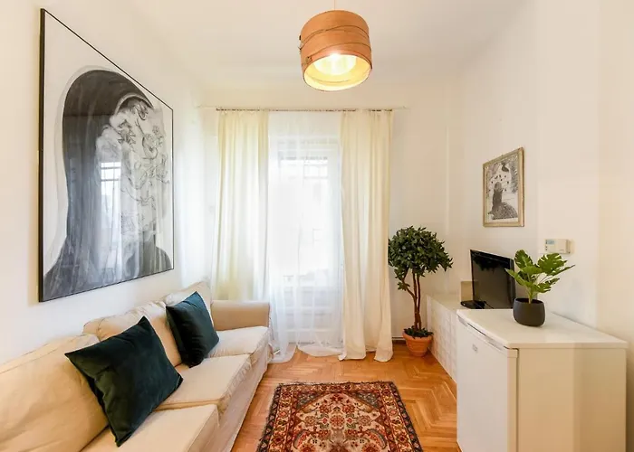 Lejlighed In Style: 1br With Vintage Touches And Balcony
