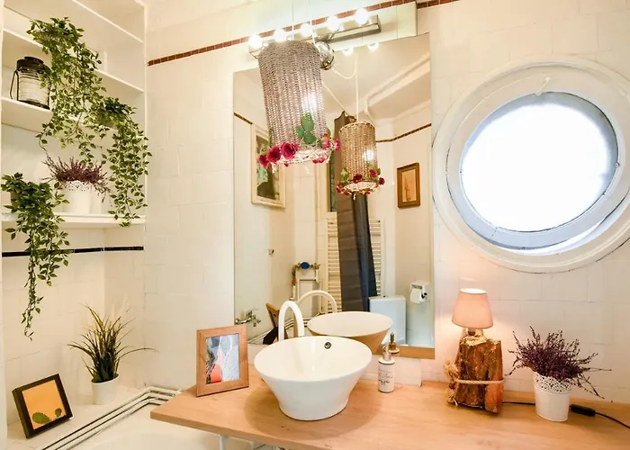 Lejlighed In Style: 1br With Vintage Touches And Balcony *