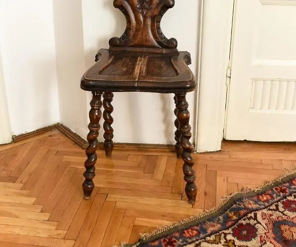 Lejlighed In Style: 1br With Vintage Touches And Balcony *