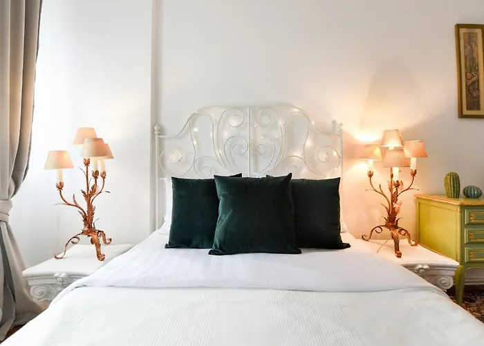 Lejlighed In Style: 1br With Vintage Touches And Balcony *